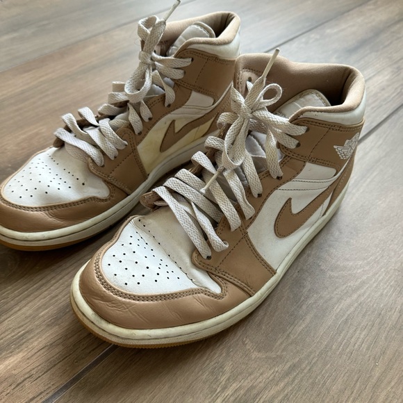 Nike Air Jordan Retro 1 Cream Shoes - Picture 3 of 8